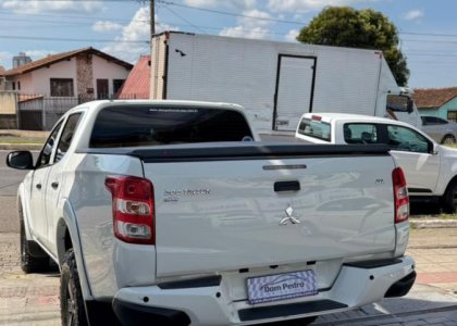 Mitsubishi L200 Tri. Outd. GLX 2.4 CD 4x4 Die. Mec. 2023 Diesel