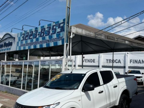 Mitsubishi L200 Tri. Outd. GLX 2.4 CD 4x4 Die. Mec. 2023 Diesel